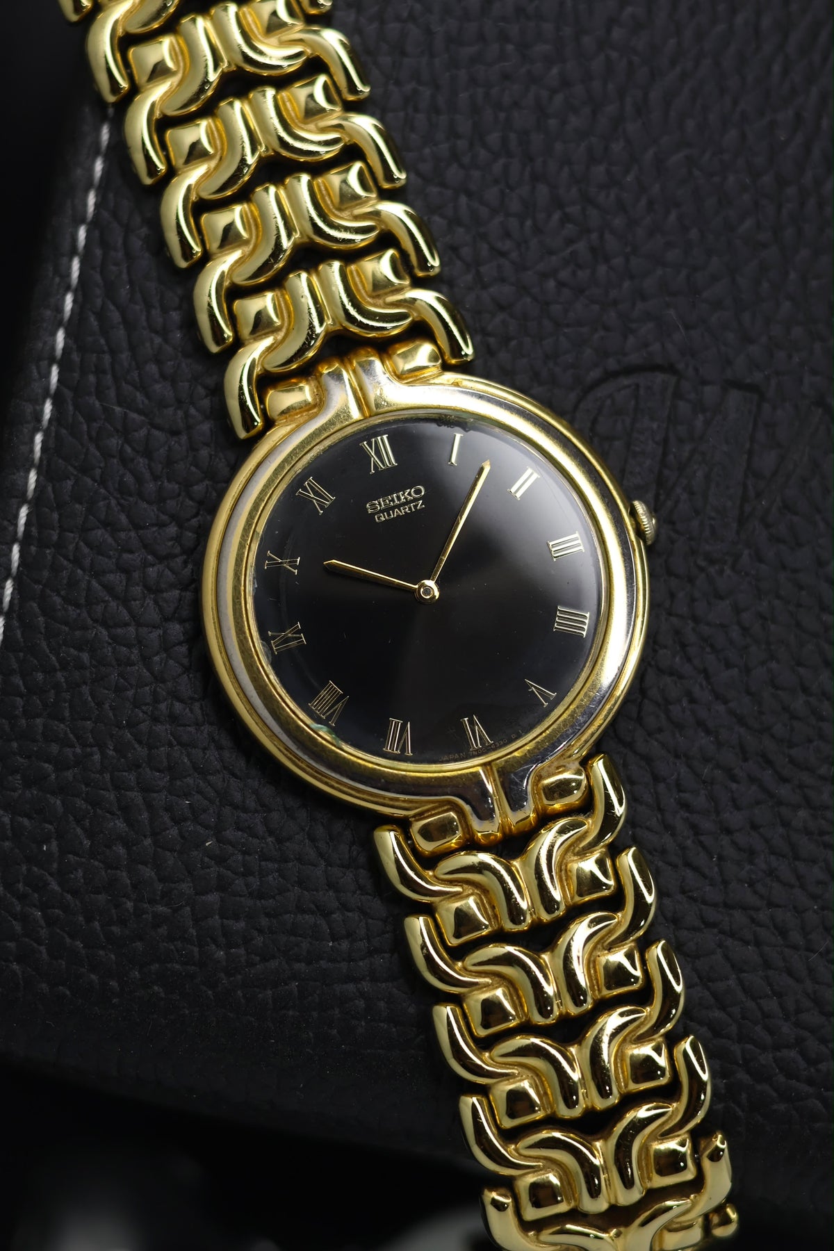(JDM - Extremely Rare) 2002 Seiko Quartz Black Sunray Dial - Japanese Vintage Watch (Pre Owned) - SE804