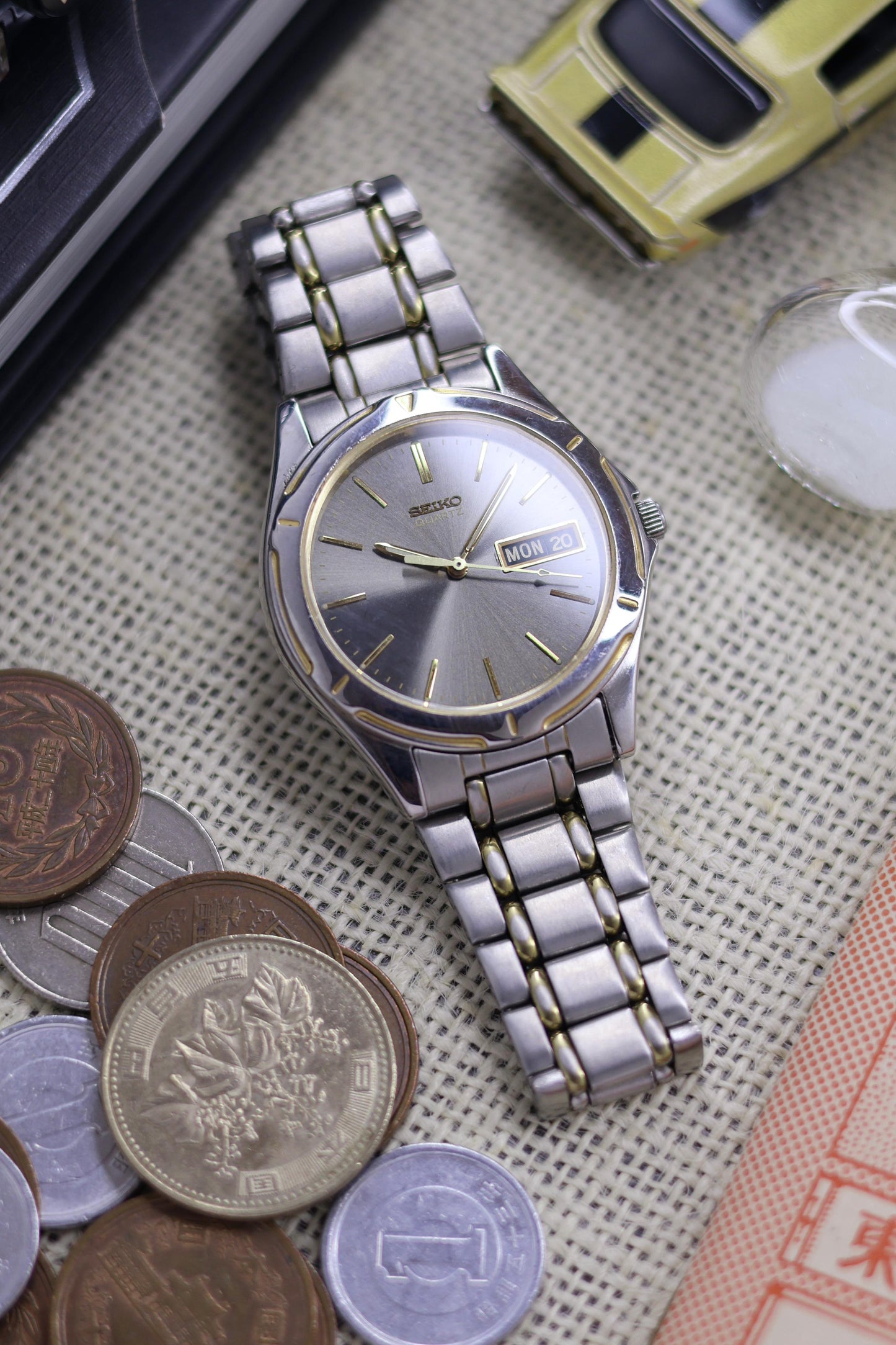 (Super Rare) 2001 Seiko Quartz Grey Sunray Dial - Vintage Watch (Pre Owned) - SE498