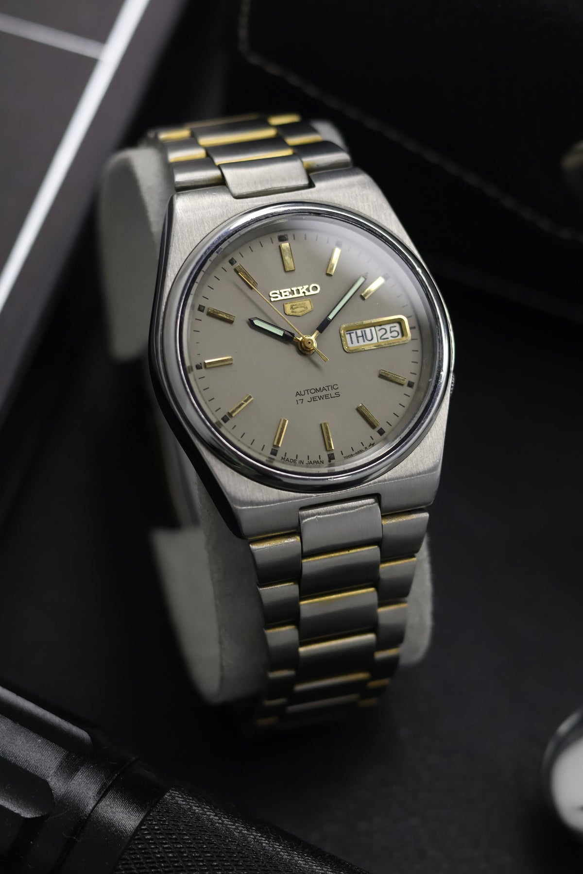 (Super Rare) 1983 Seiko 5 Grey Dial - Automatic Vintage Watch (Pre Owned) - SE823
