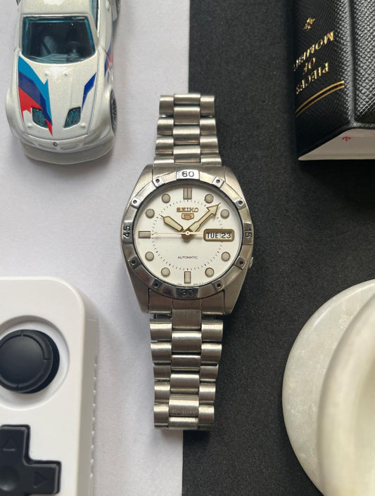 Seiko 5 - White Dial with Fixed Diver Bezel (Pre Owned)