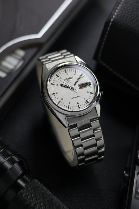 (Super Rare) 1983 Seiko 5 White Textured Dial - Automatic Vintage Watch (Pre Owned) - SE625