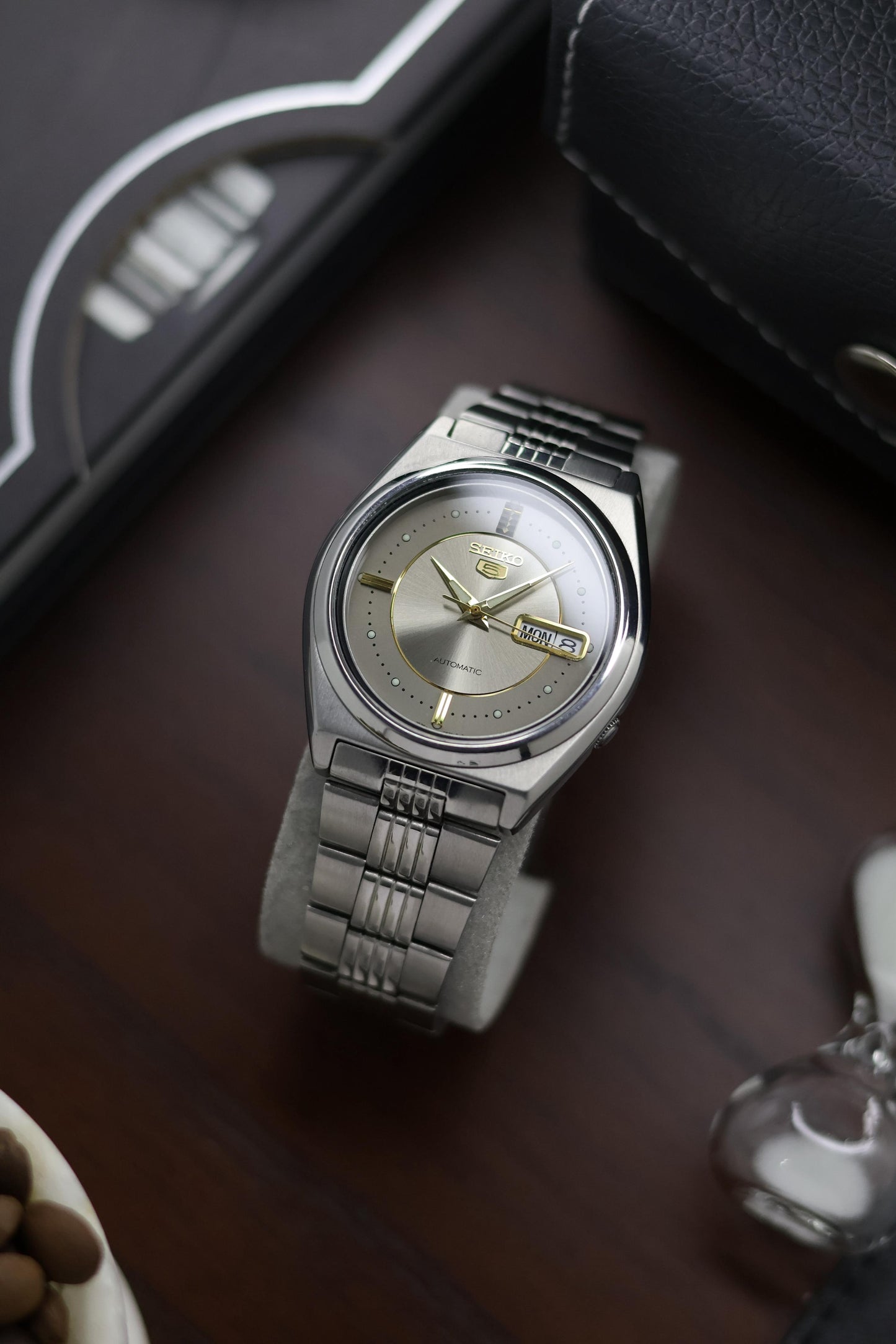 (Super Rare) Seiko 5 Silver Motif Dial with Glass Back - Automatic Vintage Watch (Pre Owned) - A266