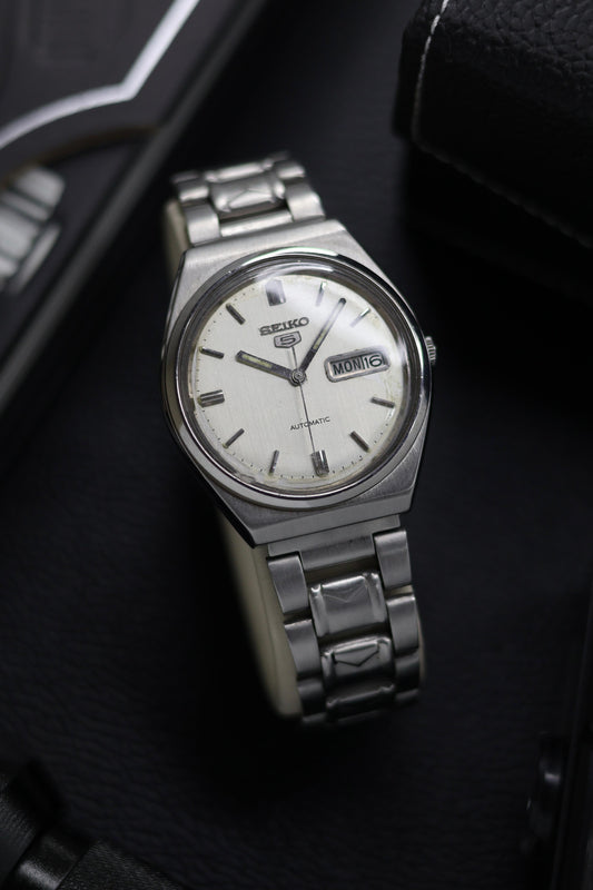 (Super Rare) 1984 Seiko 5 Silver Dial - Automatic Vintage Watch (Pre Owned) - SE634