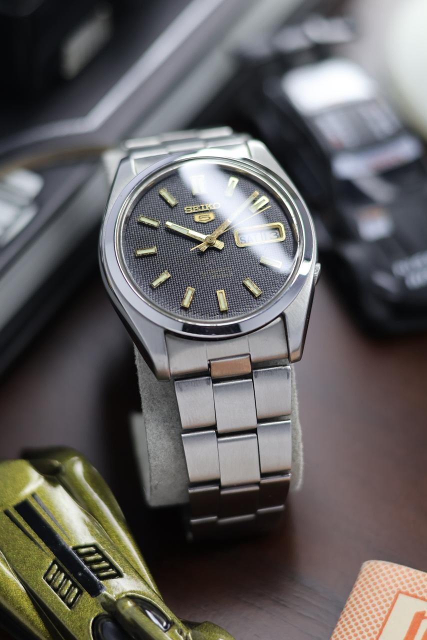 (Super Rare) 1987 Seiko 5 Black Waffle Dial - Automatic Vintage Watch (Pre Owned) - SE537