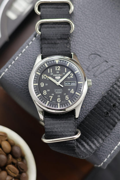 (Super Rare) Seiko 5 Sports 100M Navy Blue Dial with Glass Back - Automatic Vintage Watch (Pre Owned) - A305