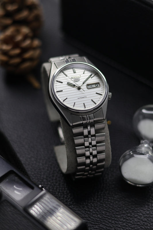 (Super Rare) Seiko 5 White Lined Dial with Glass Back - Automatic Vintage Watch (Pre Owned) - SE600