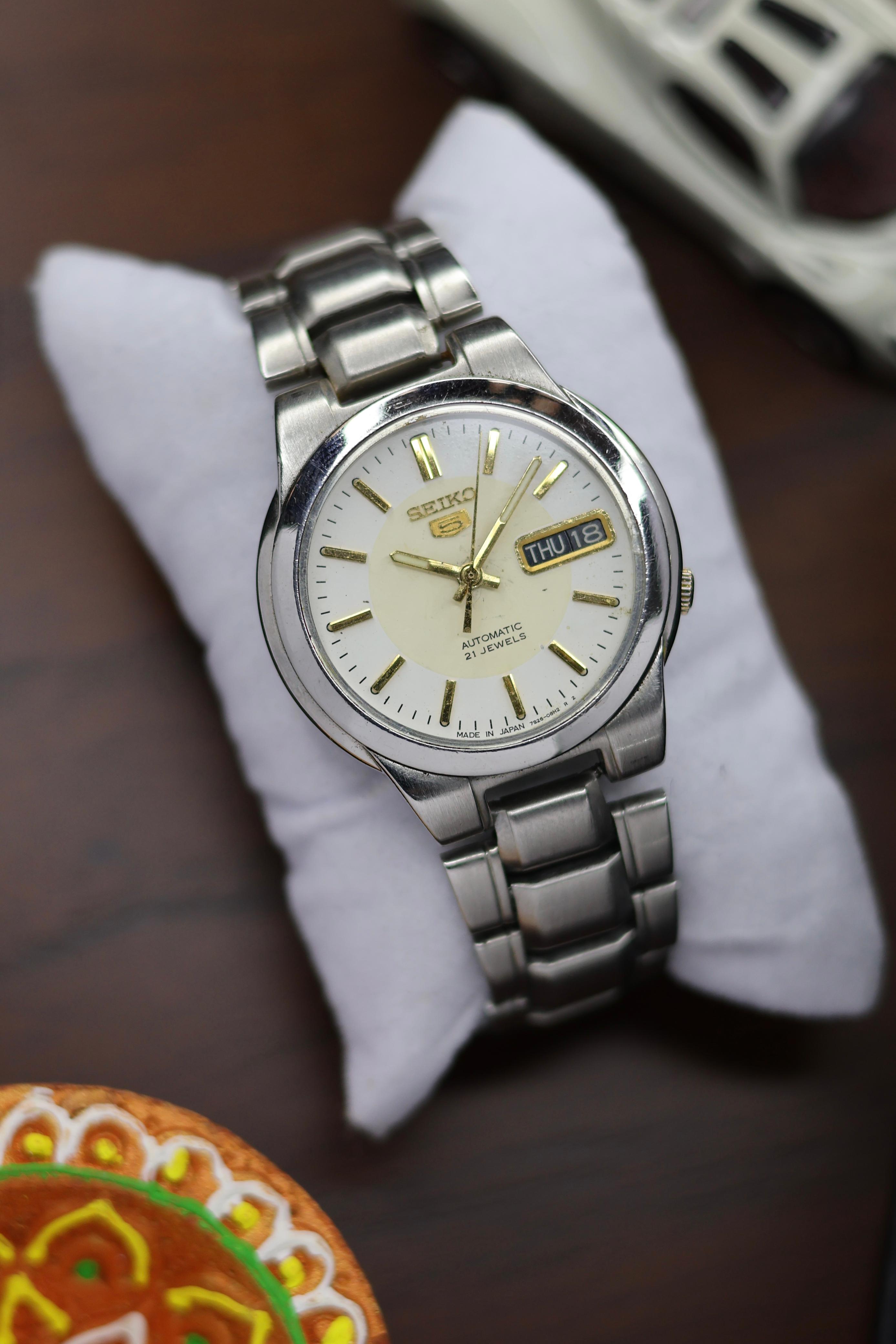 Seiko 5 White and Cream Dial with Glass Back Pre Owned watchtopia.in