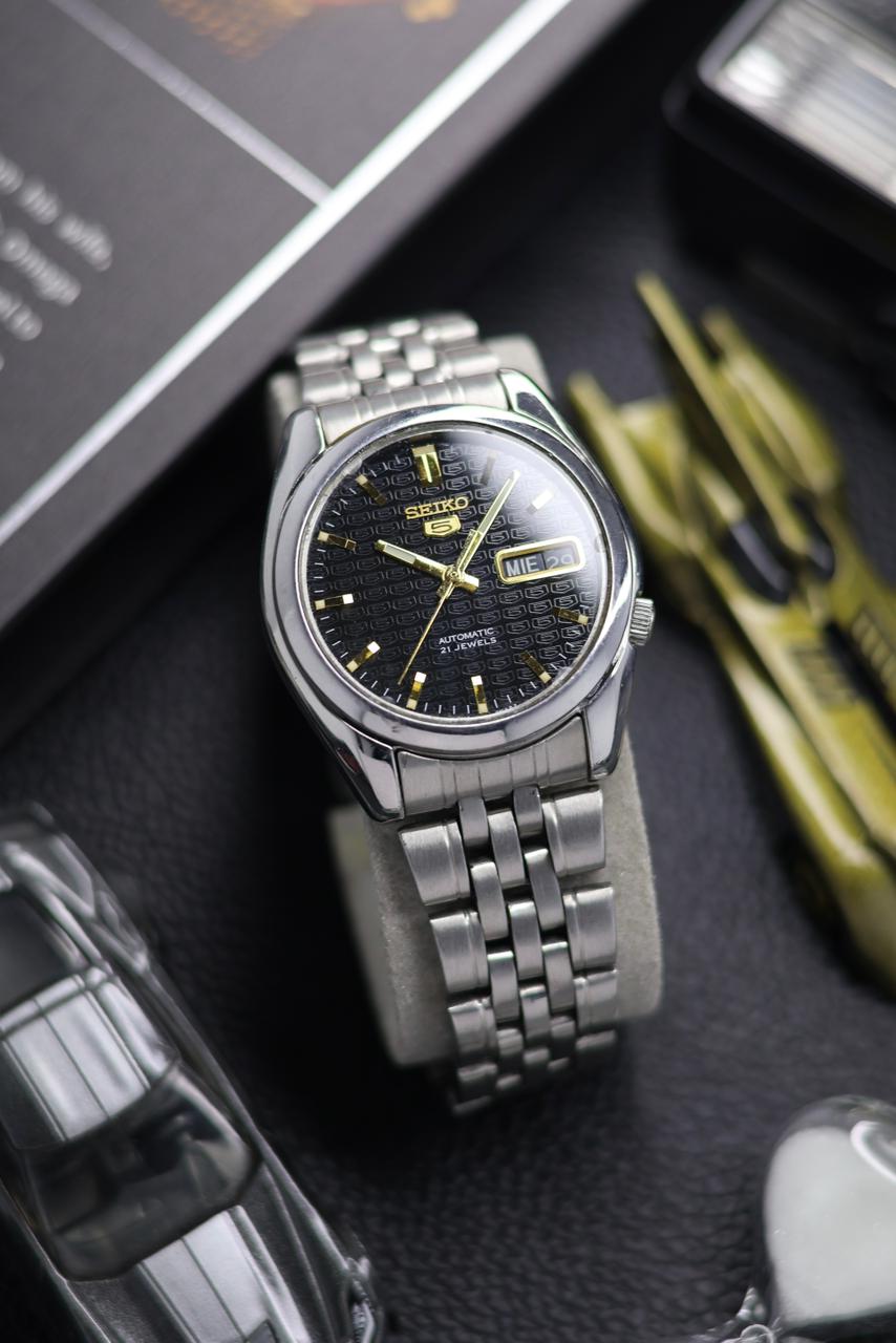 (Super Rare) Seiko 5 SNK Black Dial with Glass Back - Automatic Vintage Watch (Pre Owned) - SE526