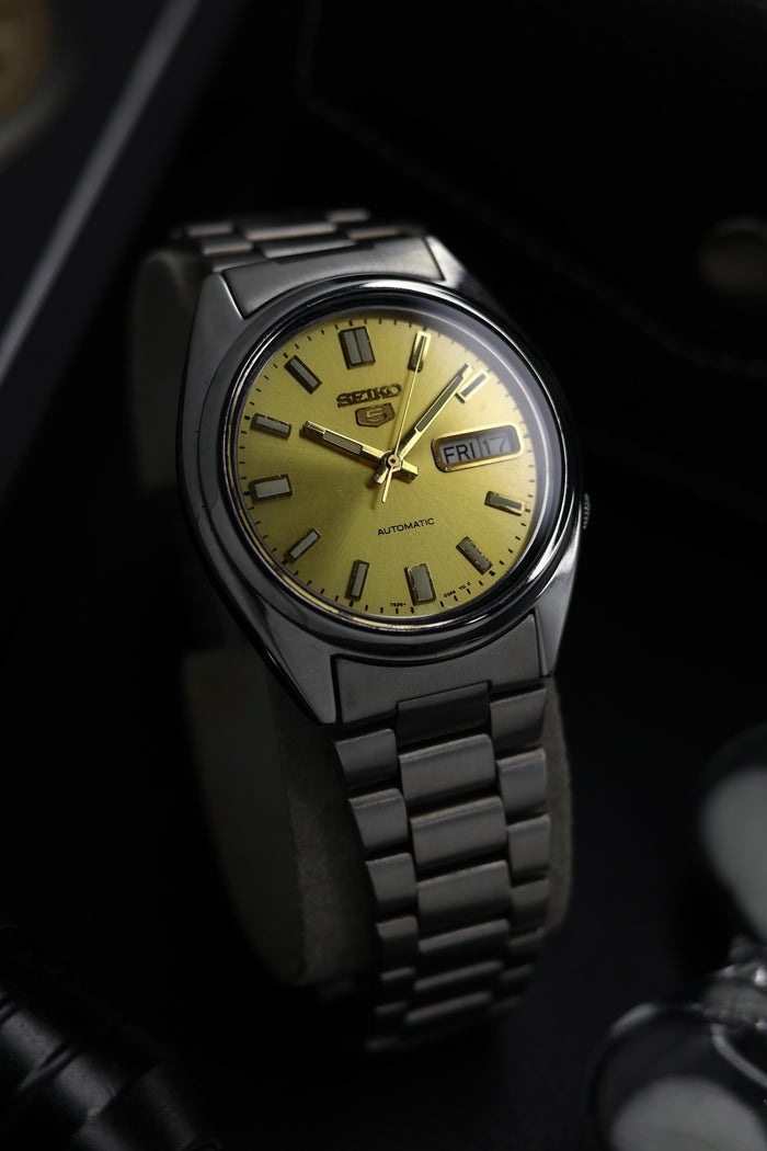 (Super Rare) Seiko 5 SNXS81 Gold Sunray Dial with Glass Back - Automatic Vintage Watch (Pre Owned) - SE540