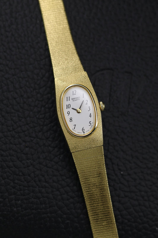 (JDM - Extremely Rare) 1990 Seiko Ladies White Dial with Integrated m Shimmer Finish Bracelet - Japanese Vintage Watch (Pre Owned) - SE807