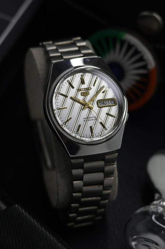 (Super Rare) 1997 Seiko 5 Silver Motif Dial - Automatic Vintage Watch (Pre Owned) - SE536