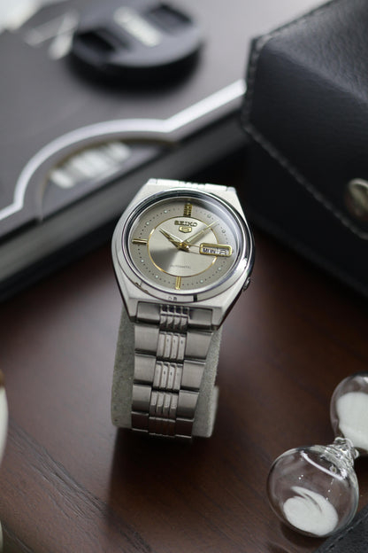 (Super Rare) Seiko 5 Silver Motif Dial with Glass Back - Automatic Vintage Watch (Pre Owned) - A266