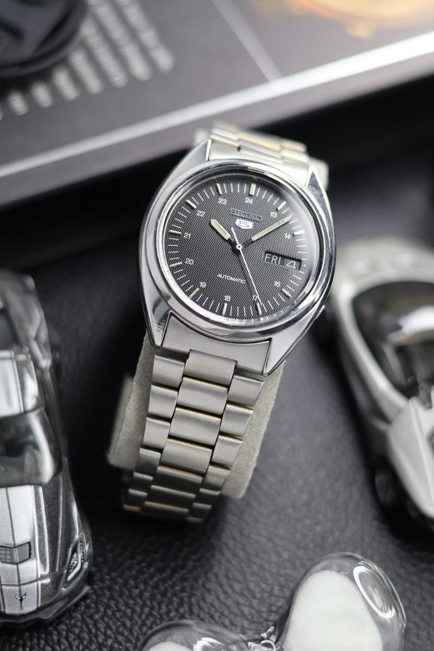 (Super Rare) 1983 Seiko 5 Black Textured Dial - Automatic Vintage Watch (Pre Owned) - SE512
