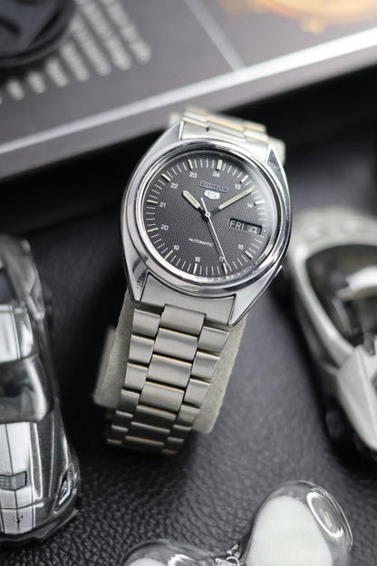 (Super Rare) 1983 Seiko 5 Black Textured Dial - Automatic Vintage Watch (Pre Owned) - SE512