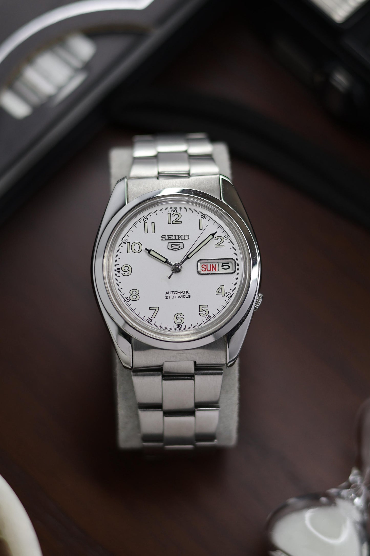 Seiko 5 White Field Dial with Glass Back - Automatic Vintage Watch (Pre Owned) - A239