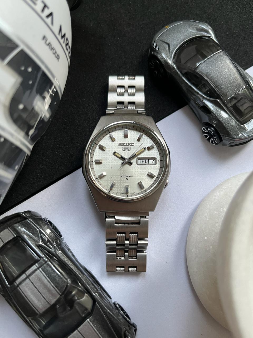 Seiko 5 Patterned Silver Dial (Pre Owned)