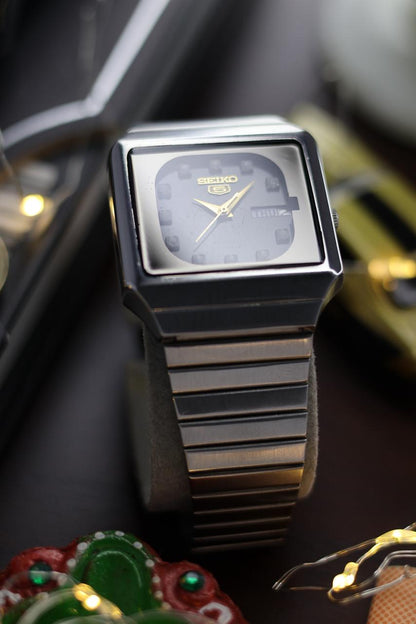 (Super Rare) 1983 Seiko 5 23 Jewels TV Dial - Automatic Vintage Watch (Pre Owned) - SE528