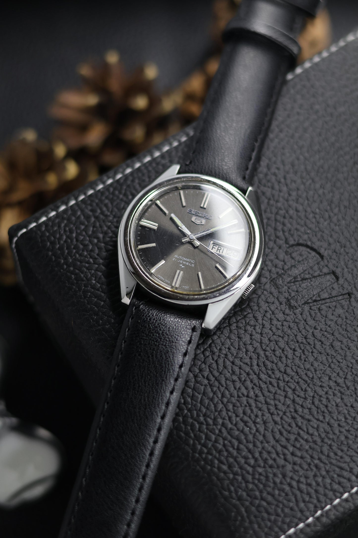 (Super Rare) 1976 Seiko 5 Dark Grey Sunburst Dial - Automatic Vintage Watch (Pre Owned) - SE621