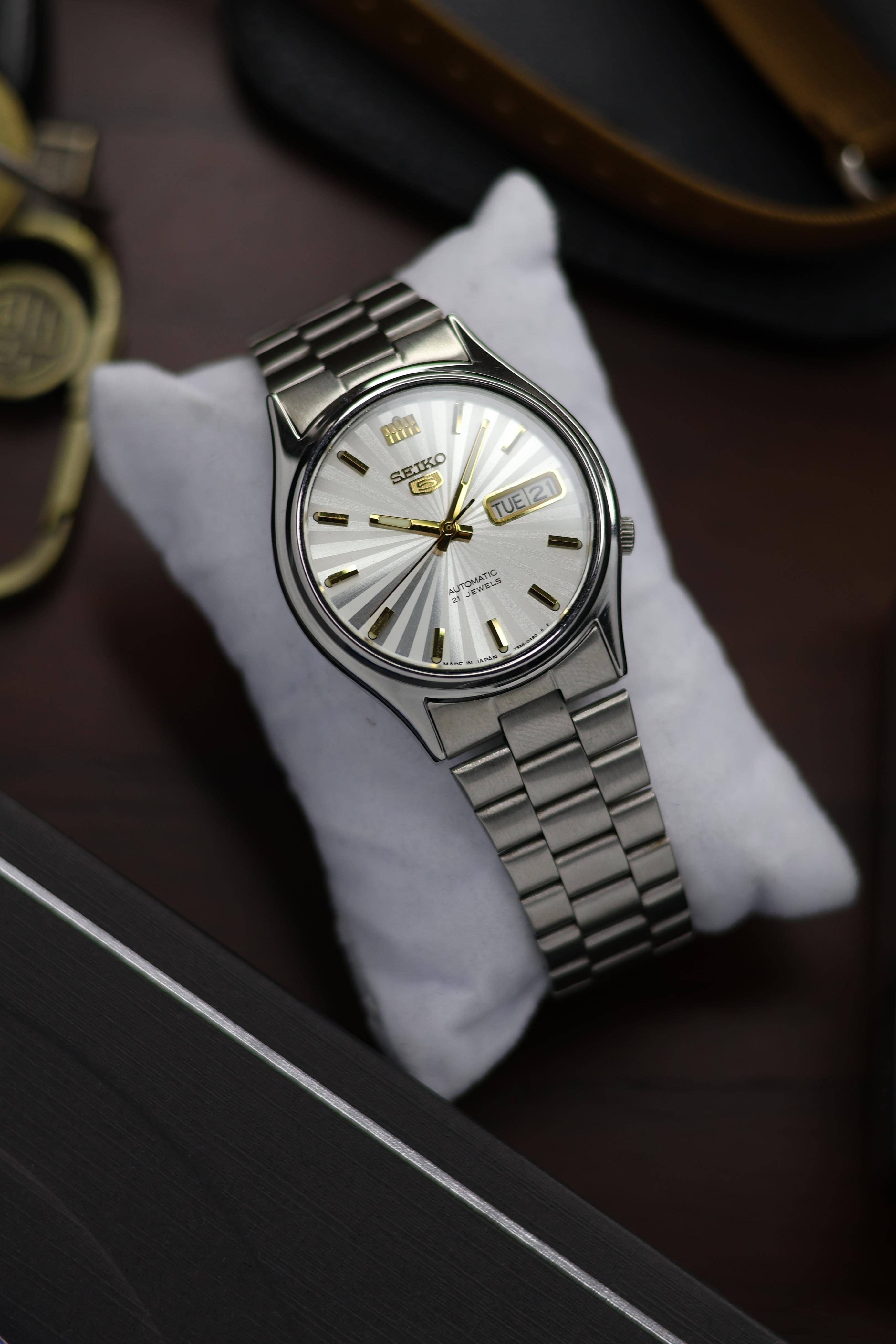 Seiko 5 Silver Sunray Dial with Glass Back Pre Owned watchtopia.in