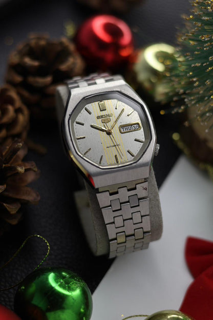 (Super Rare) 1981 Seiko 5 Silver Hex Dial - Automatic Vintage Watch (Pre Owned) - SE522