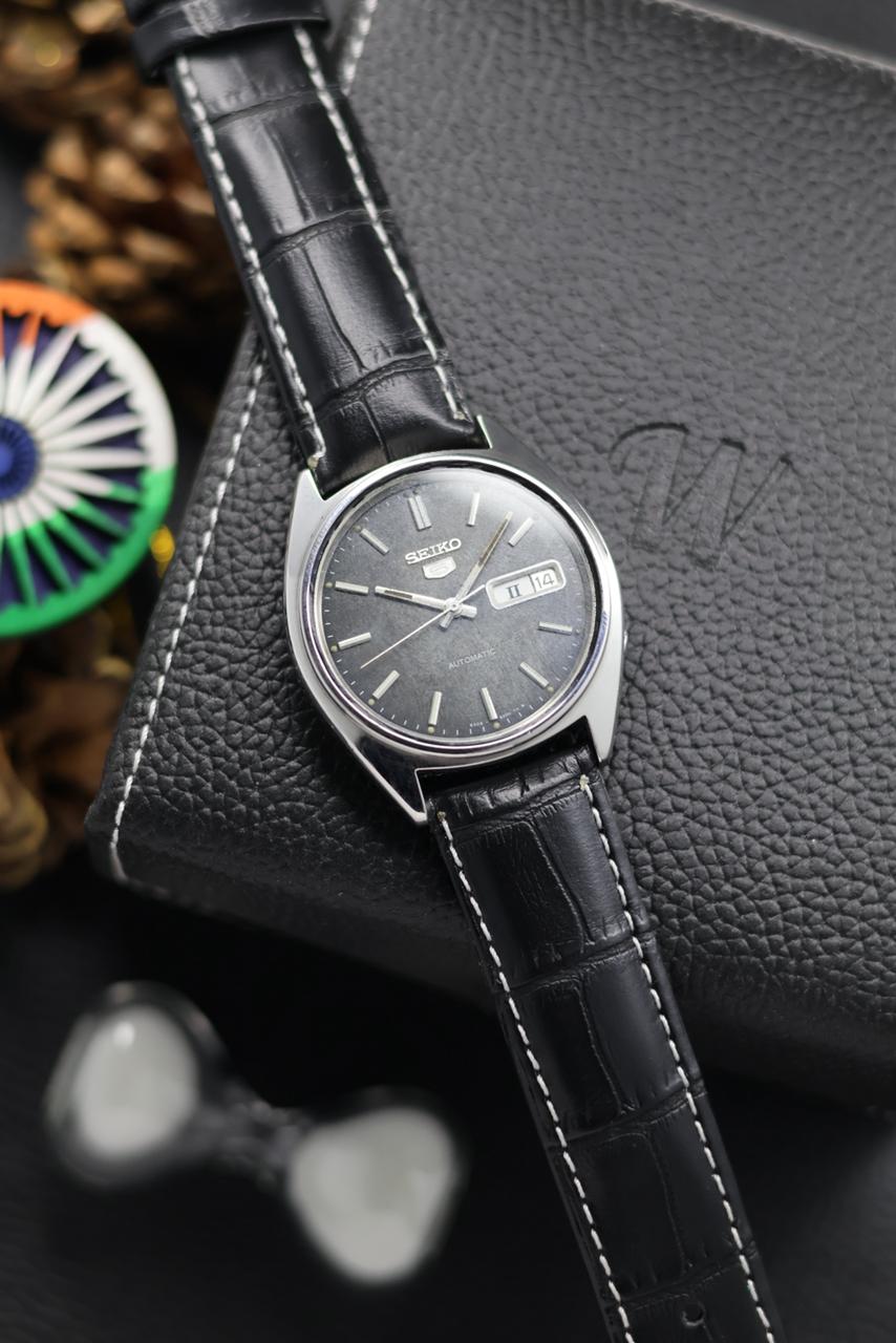 (Super Rare) 1983 Seiko 5 Black Patina Dial - Automatic Vintage Watch (Pre Owned) - SE627