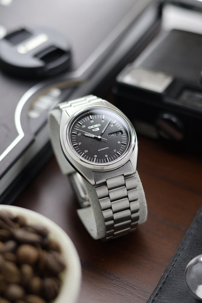 1986 Seiko 5 Black Textured Dial - Automatic Vintage Watch (Pre Owned) - A240