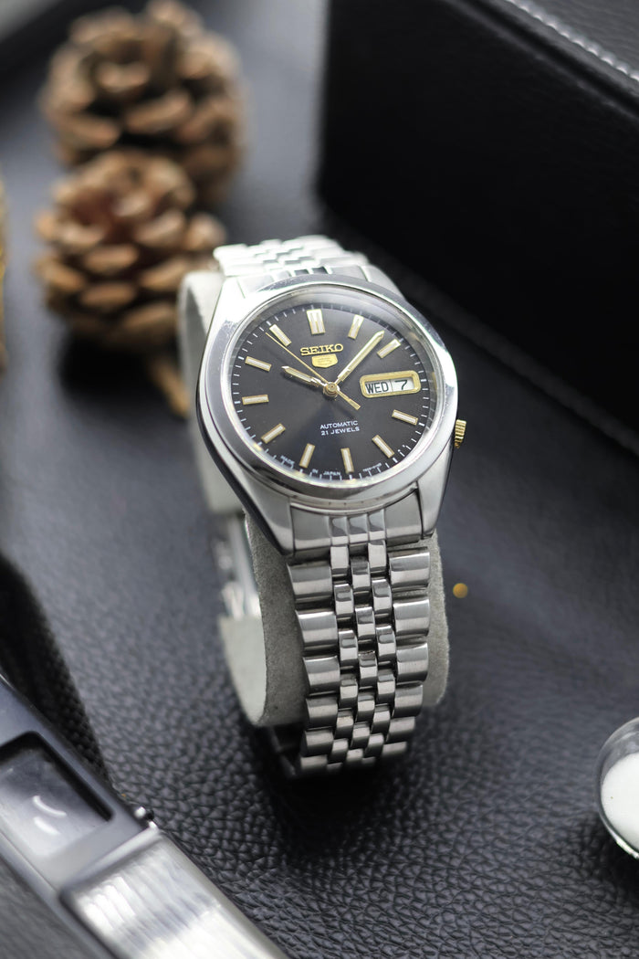 (Super Rare) Seiko 5 Black Sunray Dial with Glass Back & Jubilee Bracelet - Automatic Vintage Watch (Pre Owned) - SE641