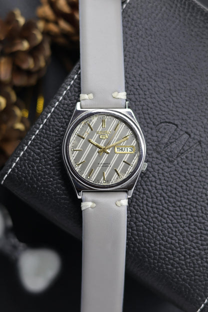 1997 Seiko 5 Silver Motif Dial - Automatic Vintage Watch (Pre Owned) - SE639