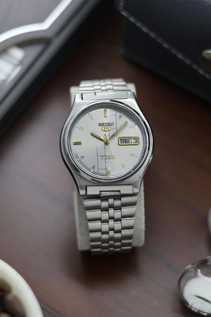 1983 Seiko 5 Silver Motif Dial - Automatic Vintage Watch (Pre Owned) - A332
