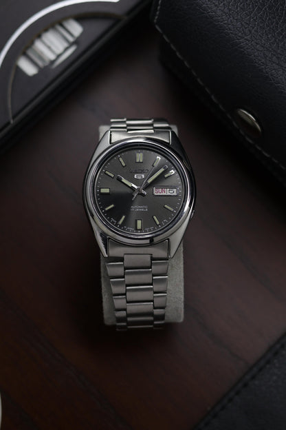 (Super Rare) 1984 Seiko 5 Dark Gray Sunray Dial - Automatic Vintage Watch (Pre Owned) - A256
