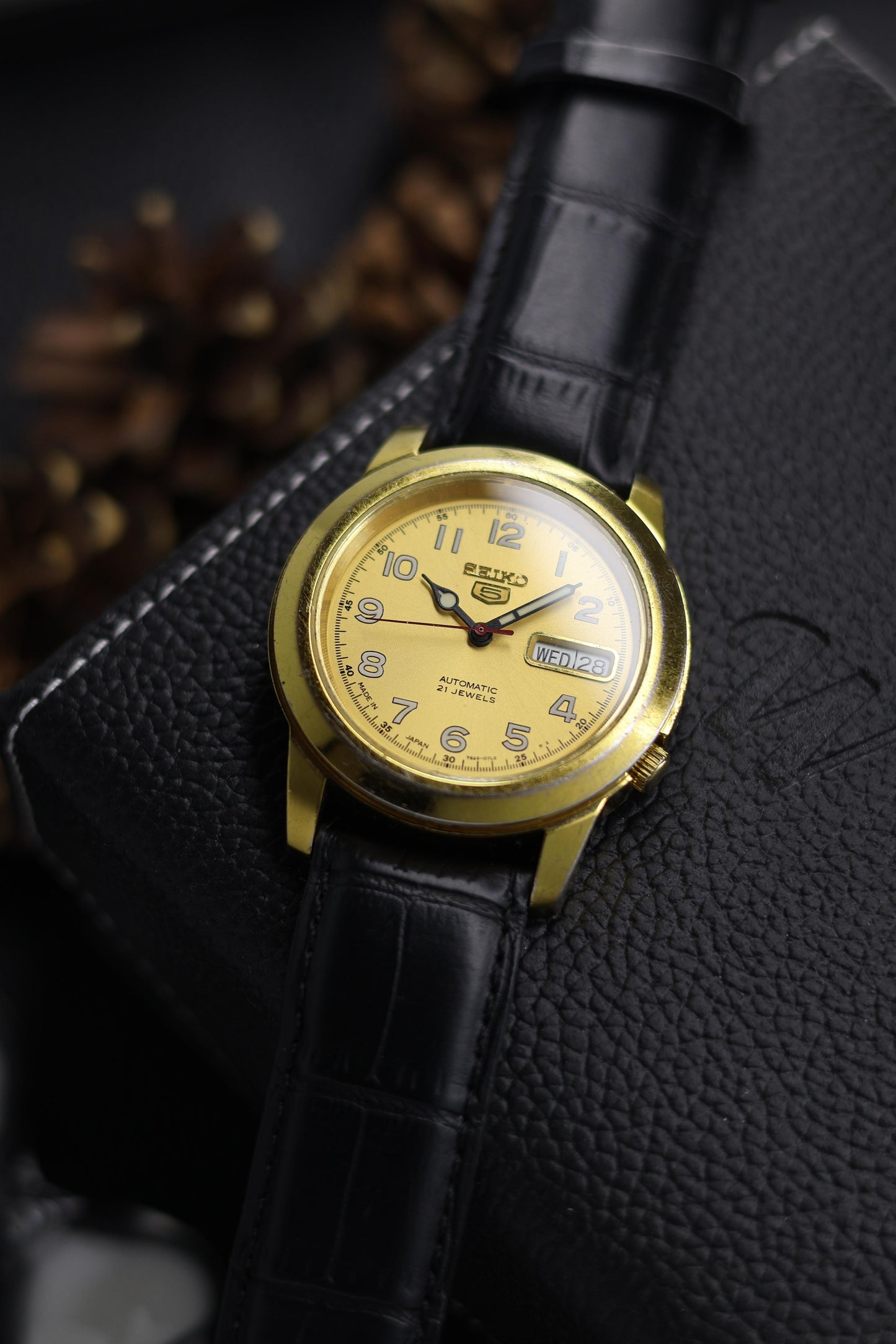 (Super Rare) Seiko 5 Yellow Field Dial with Glass Back - Automatic Vintage Watch (Pre Owned) - SE640