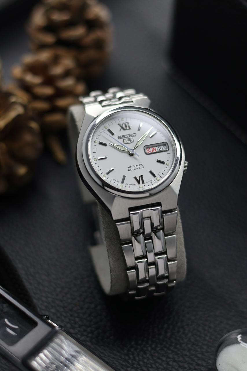 (Super Rare) Seiko 5 White Dial with Glass Back - Automatic Vintage Watch (Pre Owned) - SE629