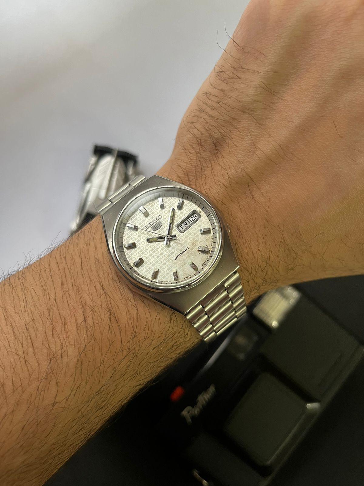 1982 Seiko 5 White Textured Dial Pre Owned W22 watchtopia.in