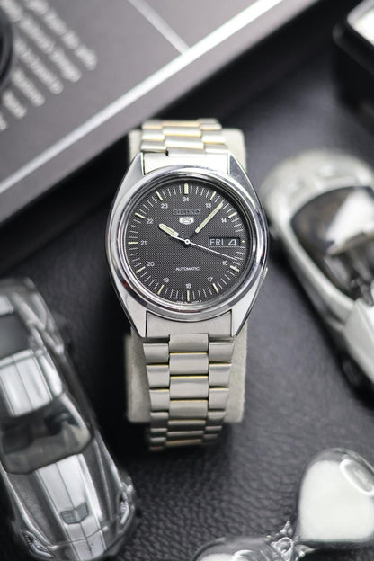 (Super Rare) 1983 Seiko 5 Black Textured Dial - Automatic Vintage Watch (Pre Owned) - SE512
