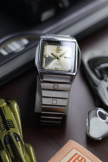 (Super Rare) 1984 Seiko 5 Silver TV Dial - Automatic Vintage Watch (Pre Owned) - SE538