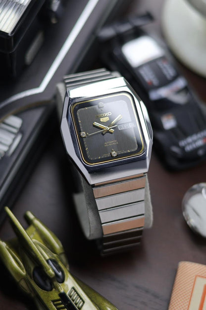 (Super Rare) 1983 Seiko 5 Black TV Dial - Automatic Vintage Watch (Pre Owned) - SE540