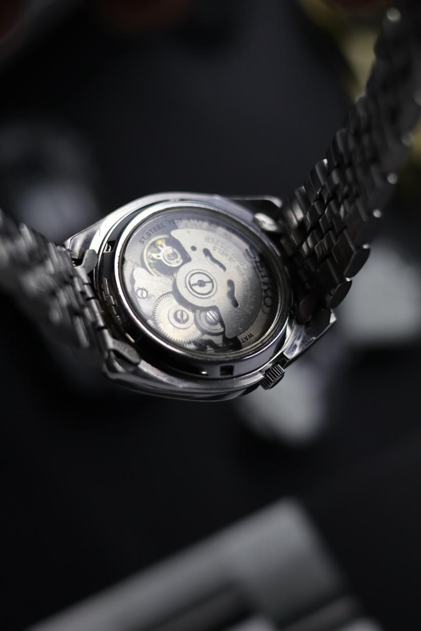 (Super Rare) Seiko 5 SNK Black Dial with Glass Back - Automatic Vintage Watch (Pre Owned) - SE526