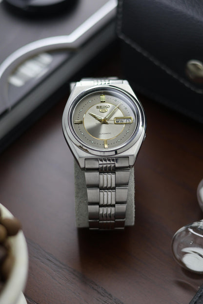 (Super Rare) Seiko 5 Silver Motif Dial with Glass Back - Automatic Vintage Watch (Pre Owned) - A266