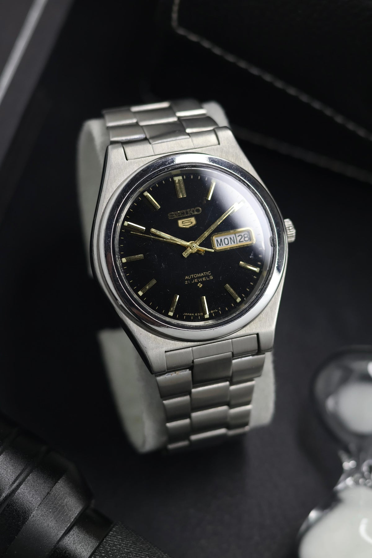 (Super Rare) 1977 Seiko 5 Black Lacquered Dial - Automatic Vintage Watch (Pre Owned) - SE766