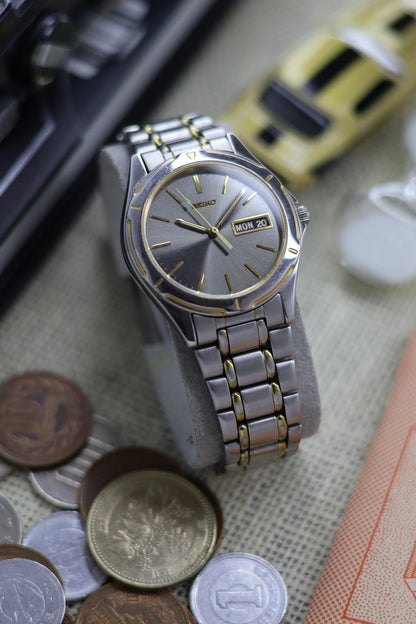 (Super Rare) 2001 Seiko Quartz Grey Sunray Dial - Vintage Watch (Pre Owned) - SE498
