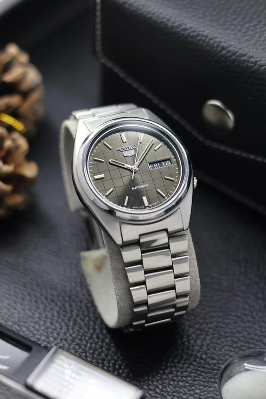 (Super Rare) 1992 Seiko 5 Dark Grey Graph Dial - Automatic Vintage Watch (Pre Owned) - SE659
