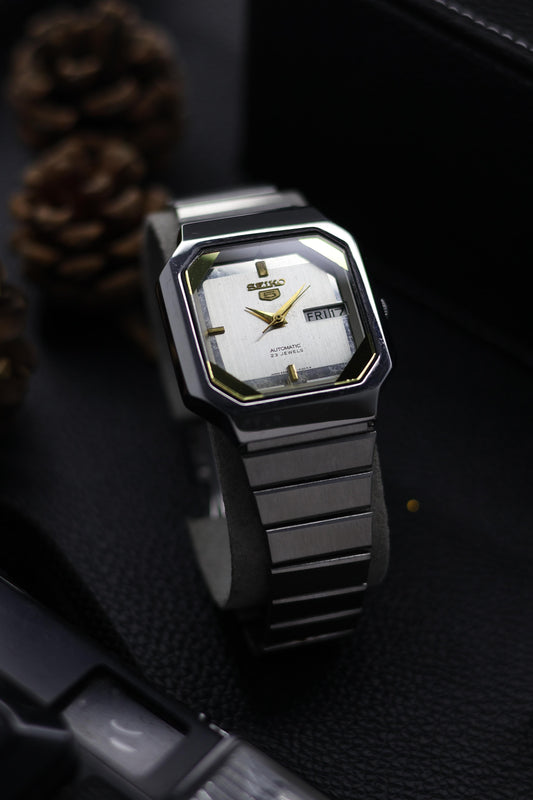 (Super Rare) 1983 Seiko 5 Silver TV Dial - Automatic Vintage Watch (Pre Owned) - SE837