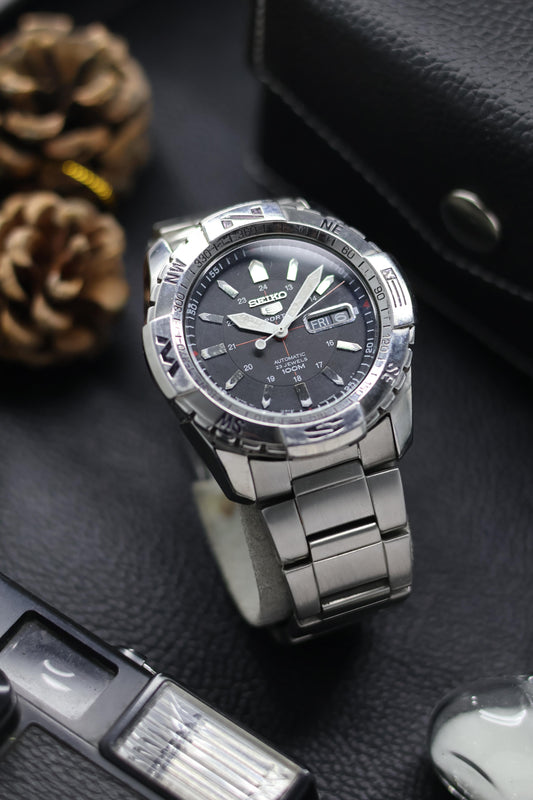 (Super Rare) Seiko 5 SPORTS 44mm 100M WR Black Dial with Glass Back & Rotating Compass Bezel - Automatic Vintage Watch (Pre Owned) - SE647