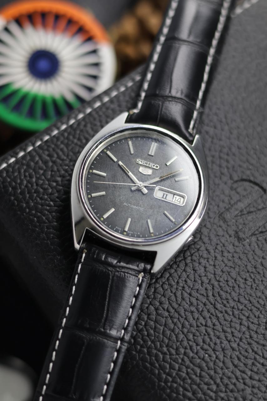 (Super Rare) 1983 Seiko 5 Black Patina Dial - Automatic Vintage Watch (Pre Owned) - SE627