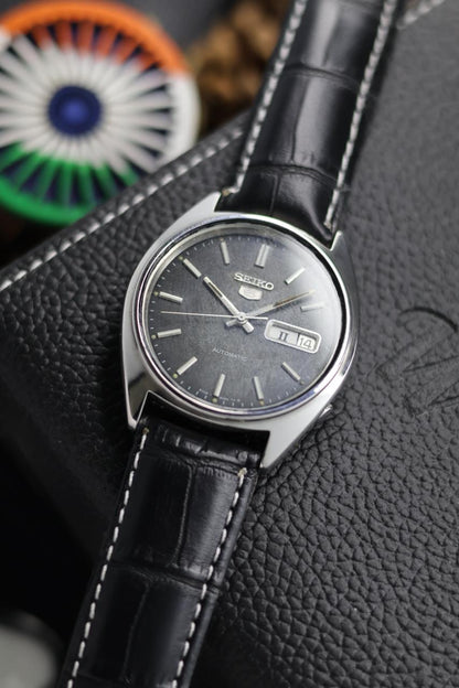 (Super Rare) 1983 Seiko 5 Black Patina Dial - Automatic Vintage Watch (Pre Owned) - SE627