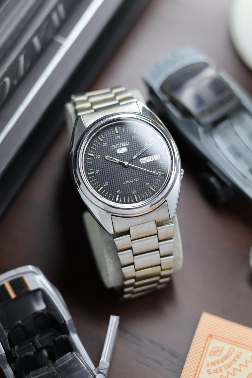 Seiko 5 Black Textured Dial - Automatic Vintage Watch (Pre Owned) - SE511