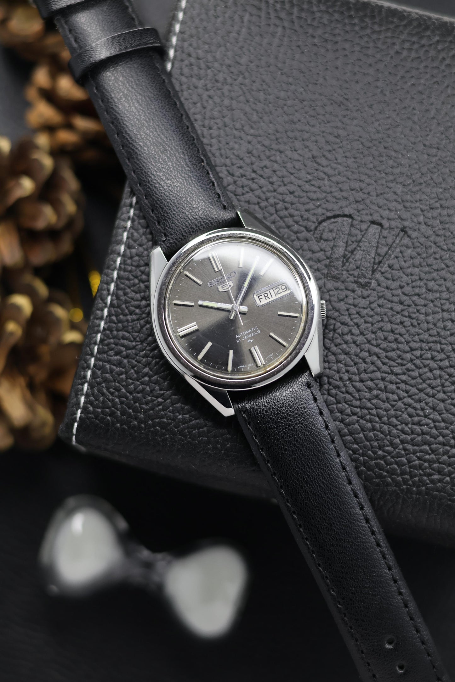 (Super Rare) 1976 Seiko 5 Dark Grey Sunburst Dial - Automatic Vintage Watch (Pre Owned) - SE621