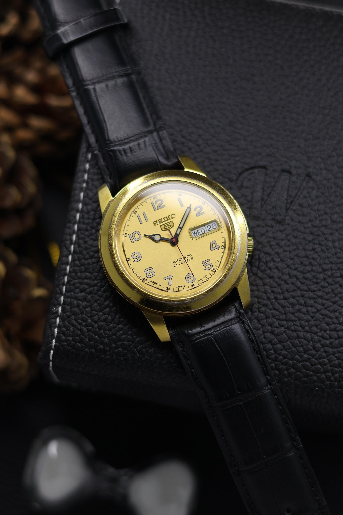 (Super Rare) Seiko 5 Yellow Field Dial with Glass Back - Automatic Vintage Watch (Pre Owned) - SE640