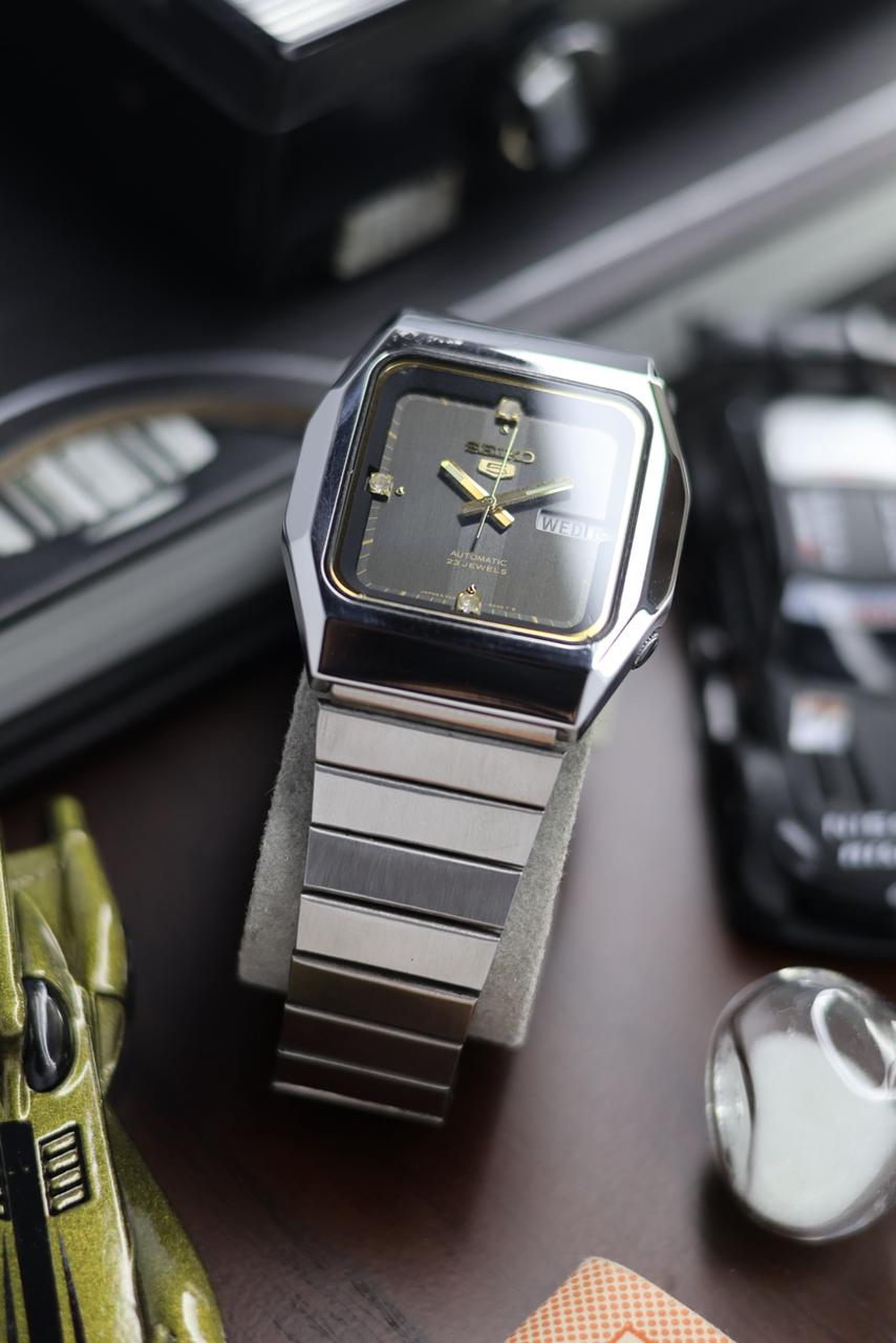 (Super Rare) 1983 Seiko 5 Black TV Dial - Automatic Vintage Watch (Pre Owned) - SE540
