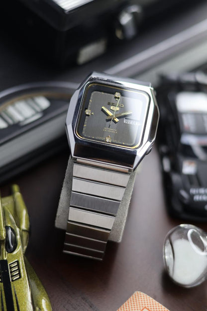 (Super Rare) 1983 Seiko 5 Black TV Dial - Automatic Vintage Watch (Pre Owned) - SE540